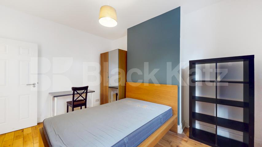 Stylish 3 Bedroom Flat on Quiet Residential Street Rochester Road, Camden